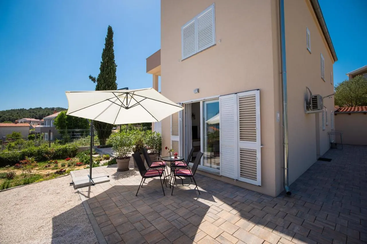 Apartmani Lelu Pridraga 0*,