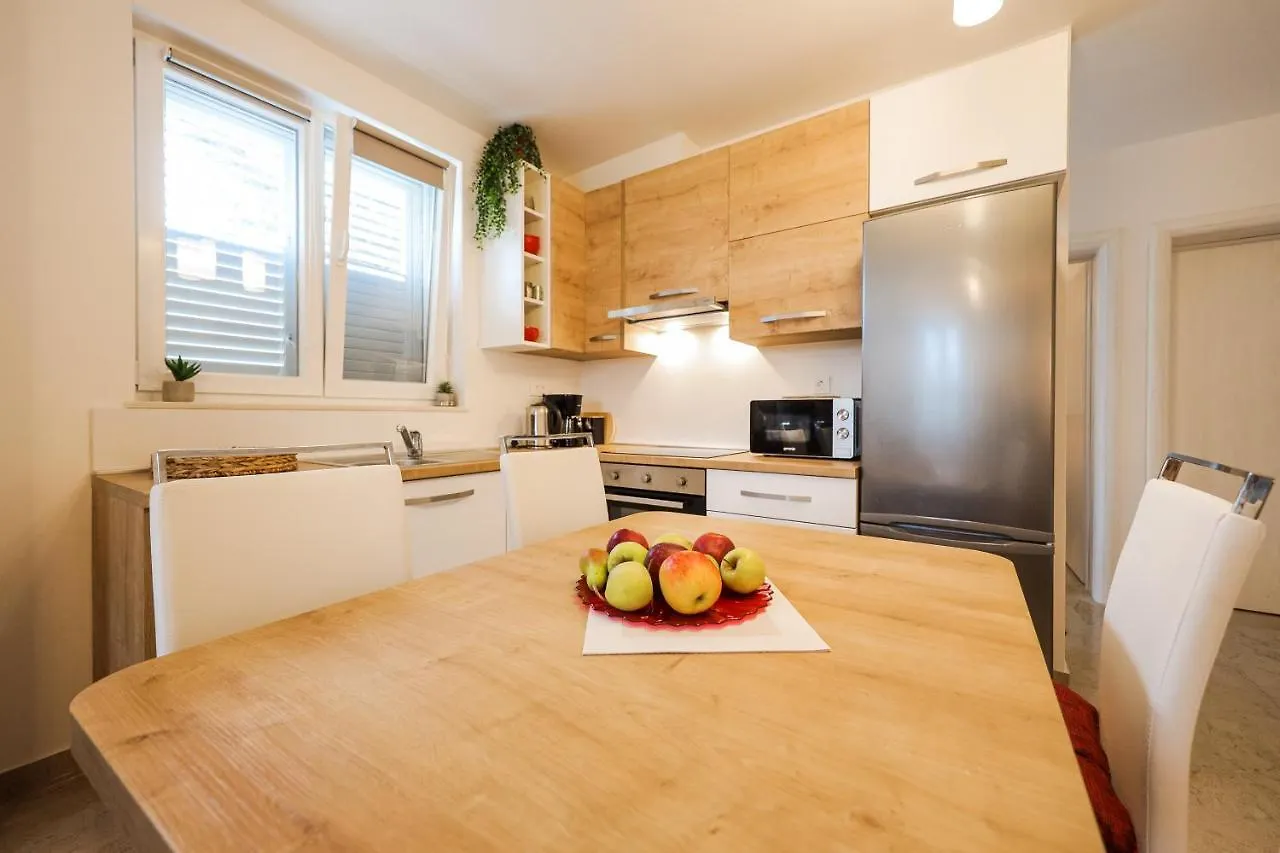 Apartmani Lelu Pridraga 0*,