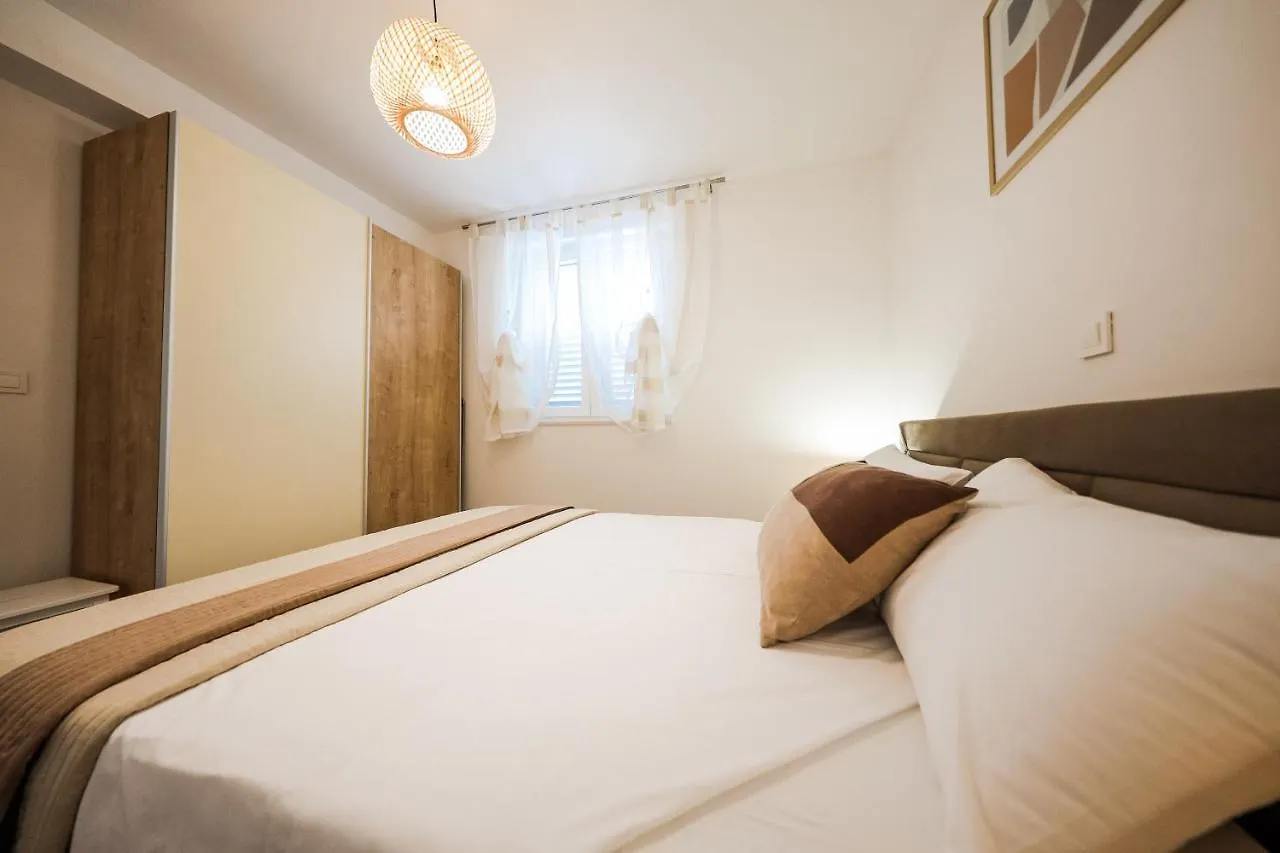 Apartmani Lelu Pridraga 0*,