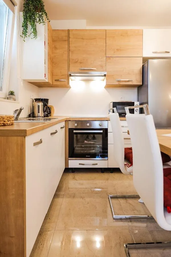 Apartmani Lelu Pridraga 0*,