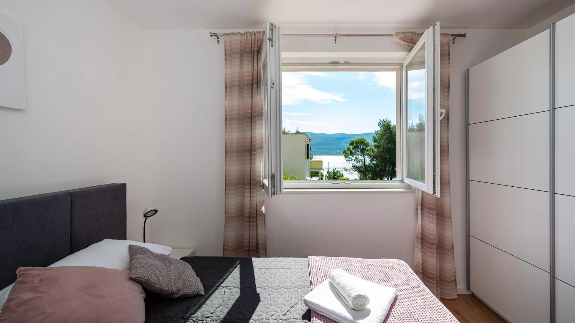 Apartmani Lelu Pridraga 0*,