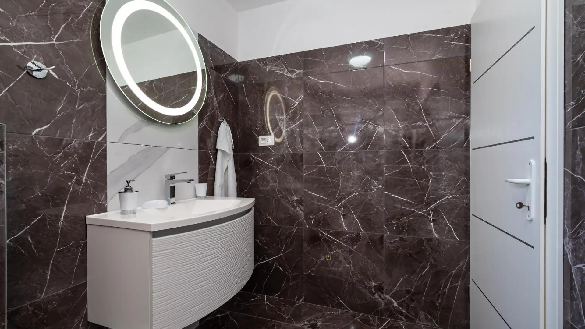 Apartmani Lelu Pridraga 0*,