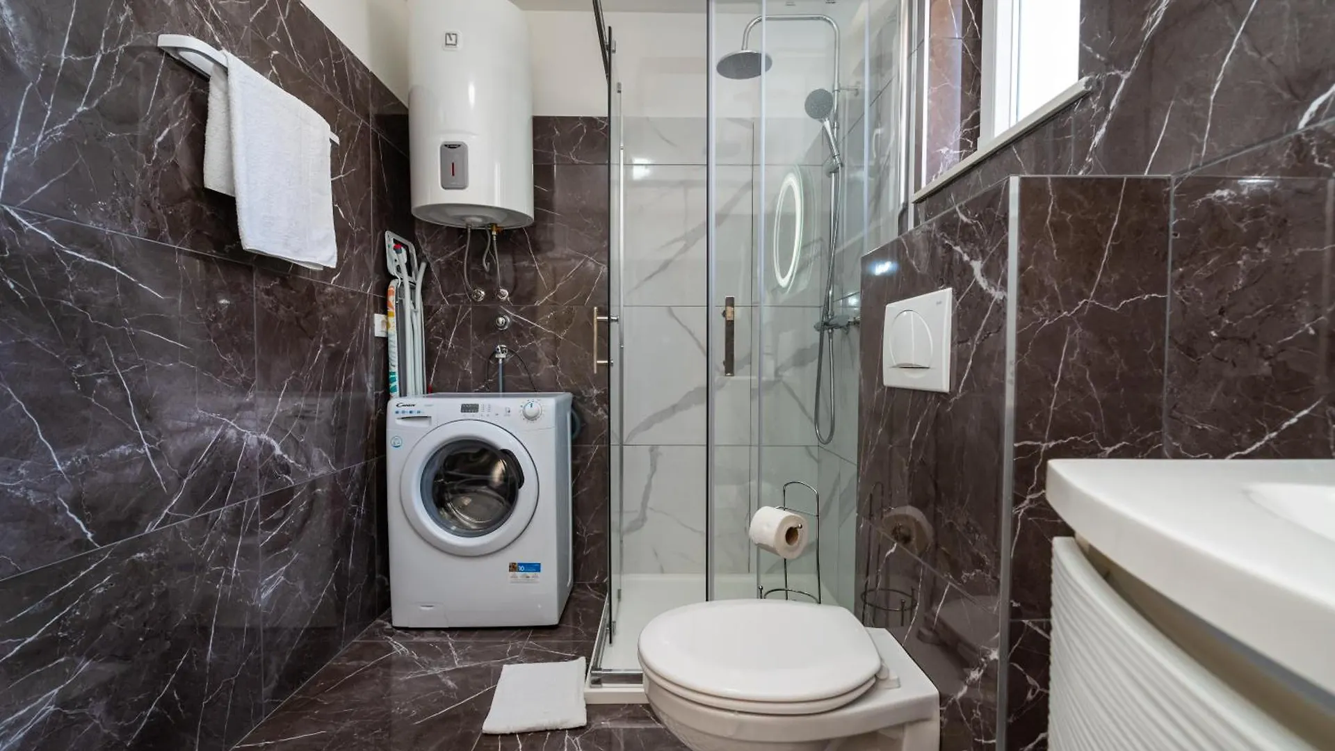Apartmani Lelu Pridraga 0*,